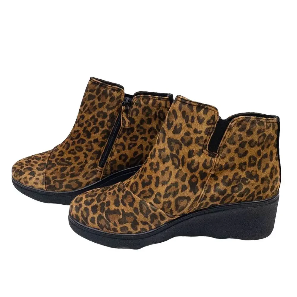 Clarks Mazy Eastham Leopard Print Wedge Bootie Ankle Boots 8 Wide Width